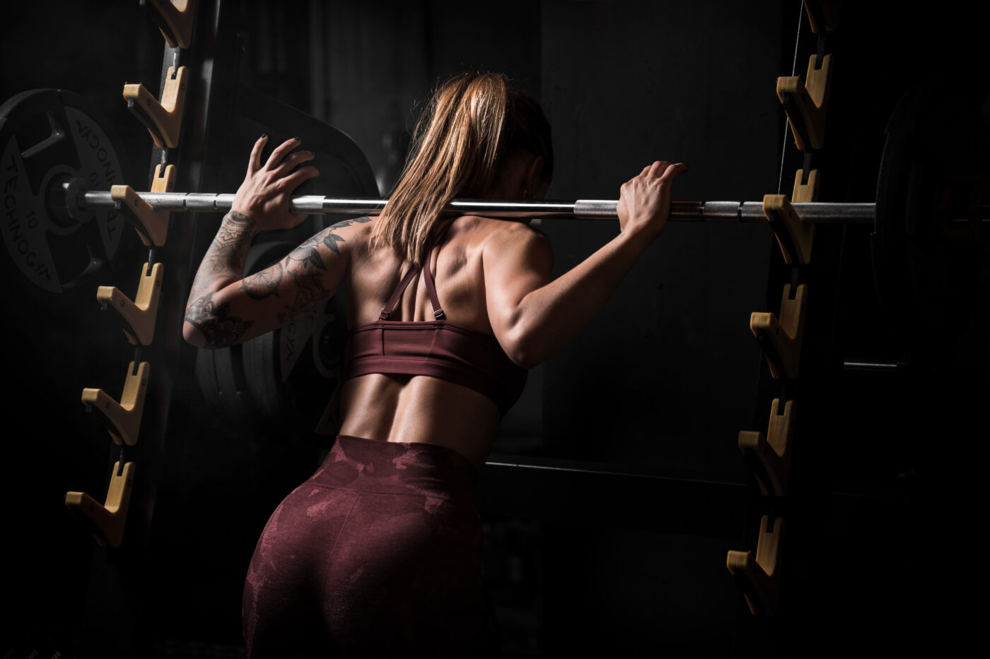 foto-chica-fitness-gimansio-deporte-sentadilla-rack-vigo