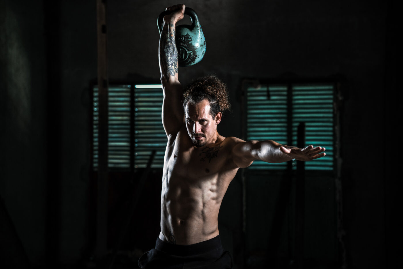 foto-chico-deporte-crossfit-kettlebell-box-vigo