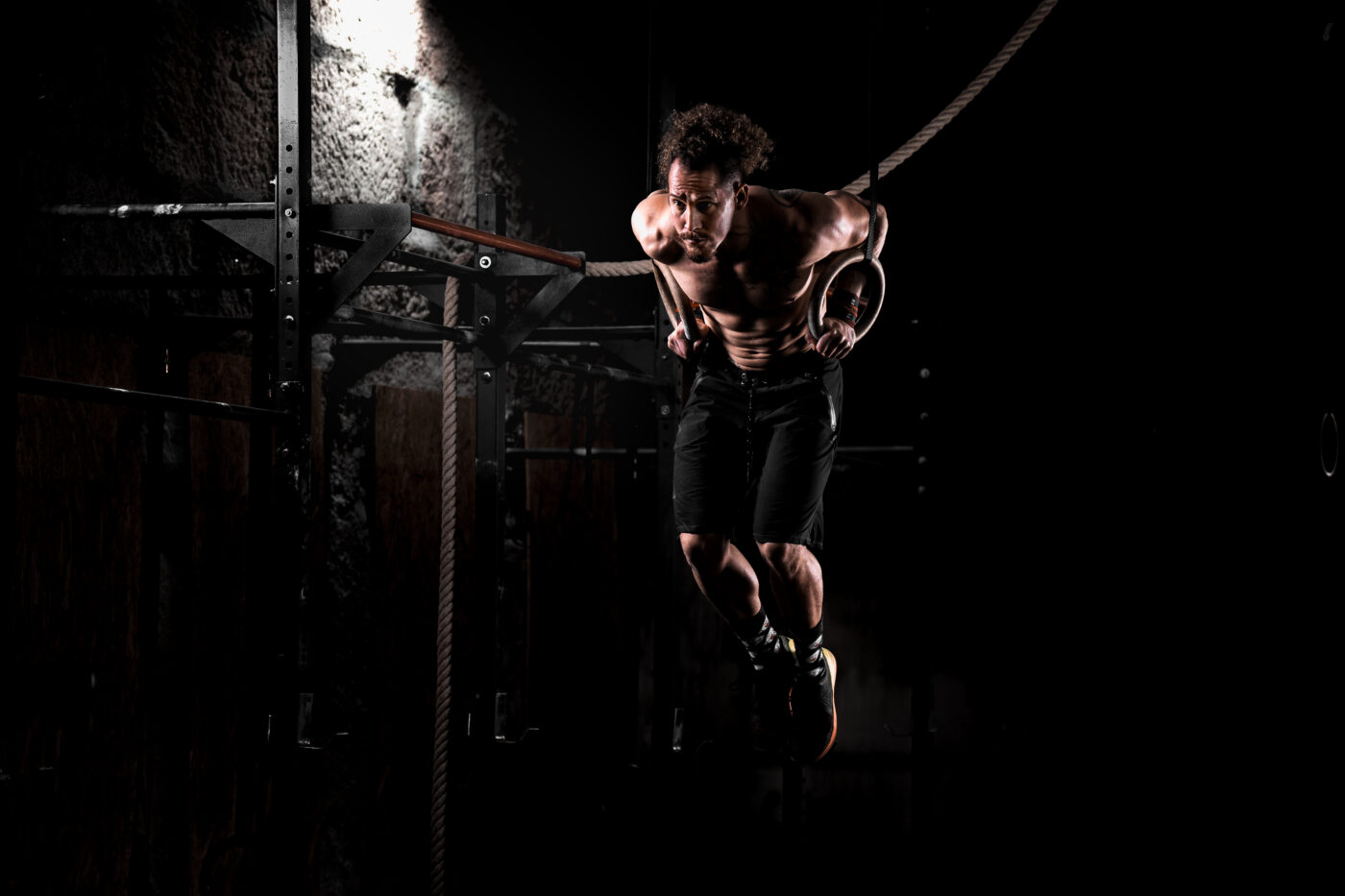 foto-chico-deporte-crossfit-muscle-up-anillas-box-vigo