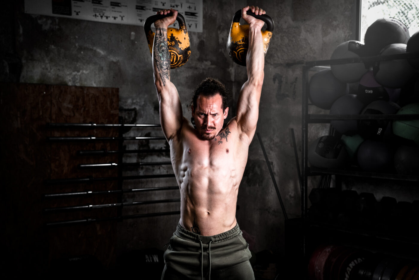 foto-chico-deporte-crossfit-kettlebell-press-box-vigo