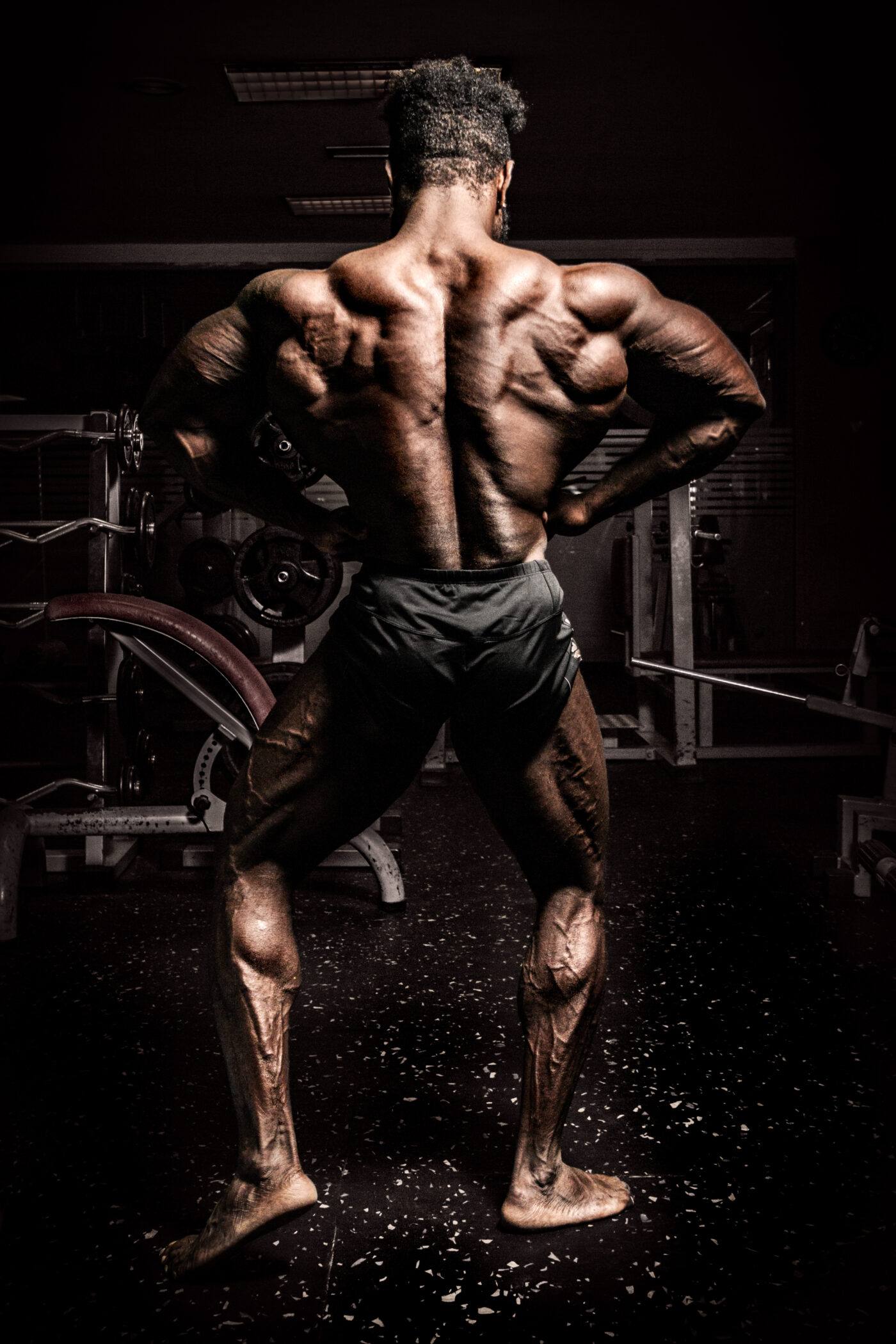 foto-chico-culturista-hipertrofia-dorsal-gabi-opare-gimnasio-vigo
