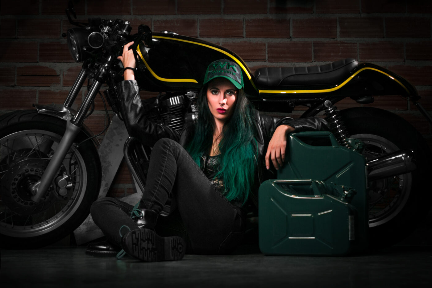 foto-chica-modelo-moto-gorra-vigo