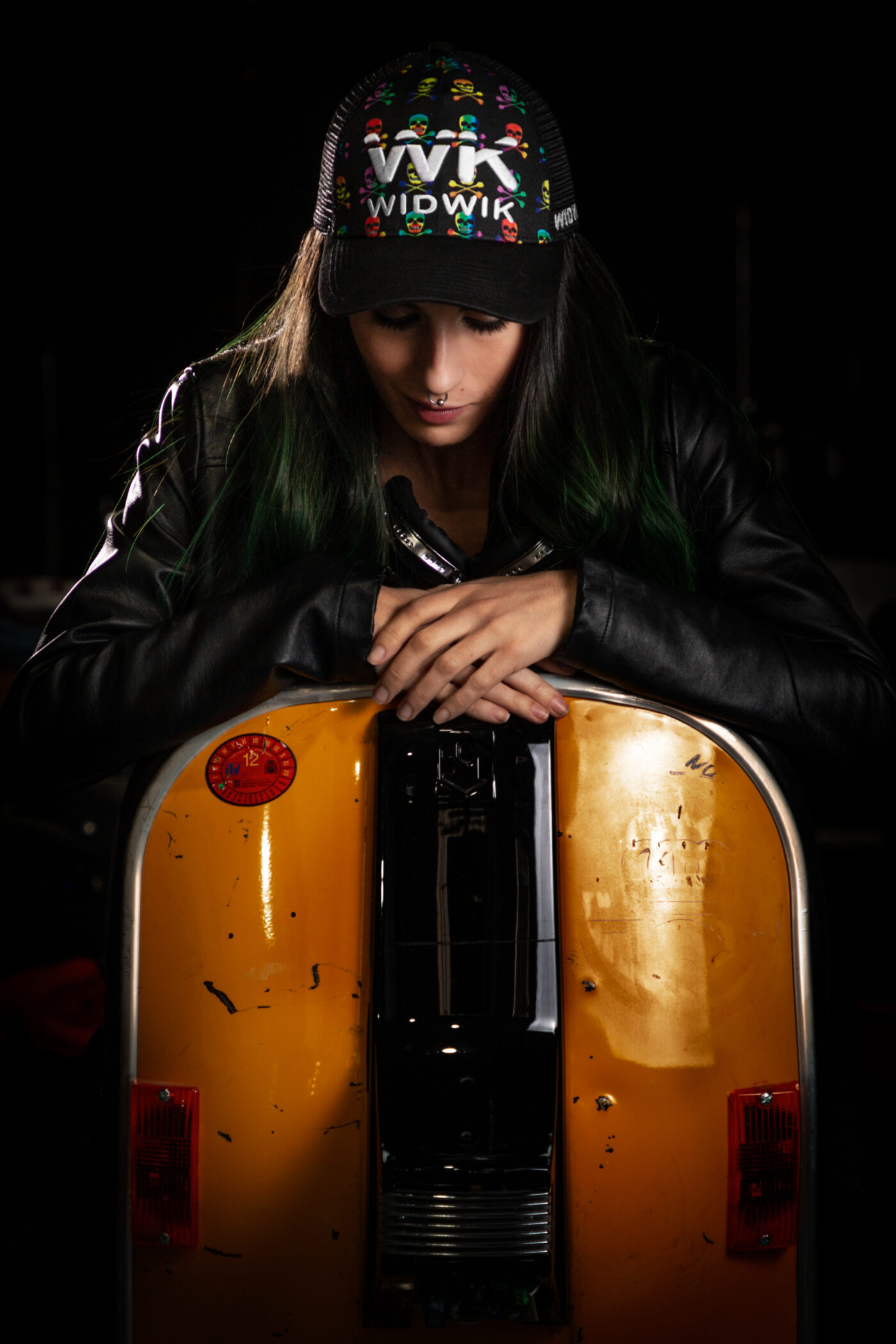 foto-chica-modelo-moto-vespa-gorra-vigo