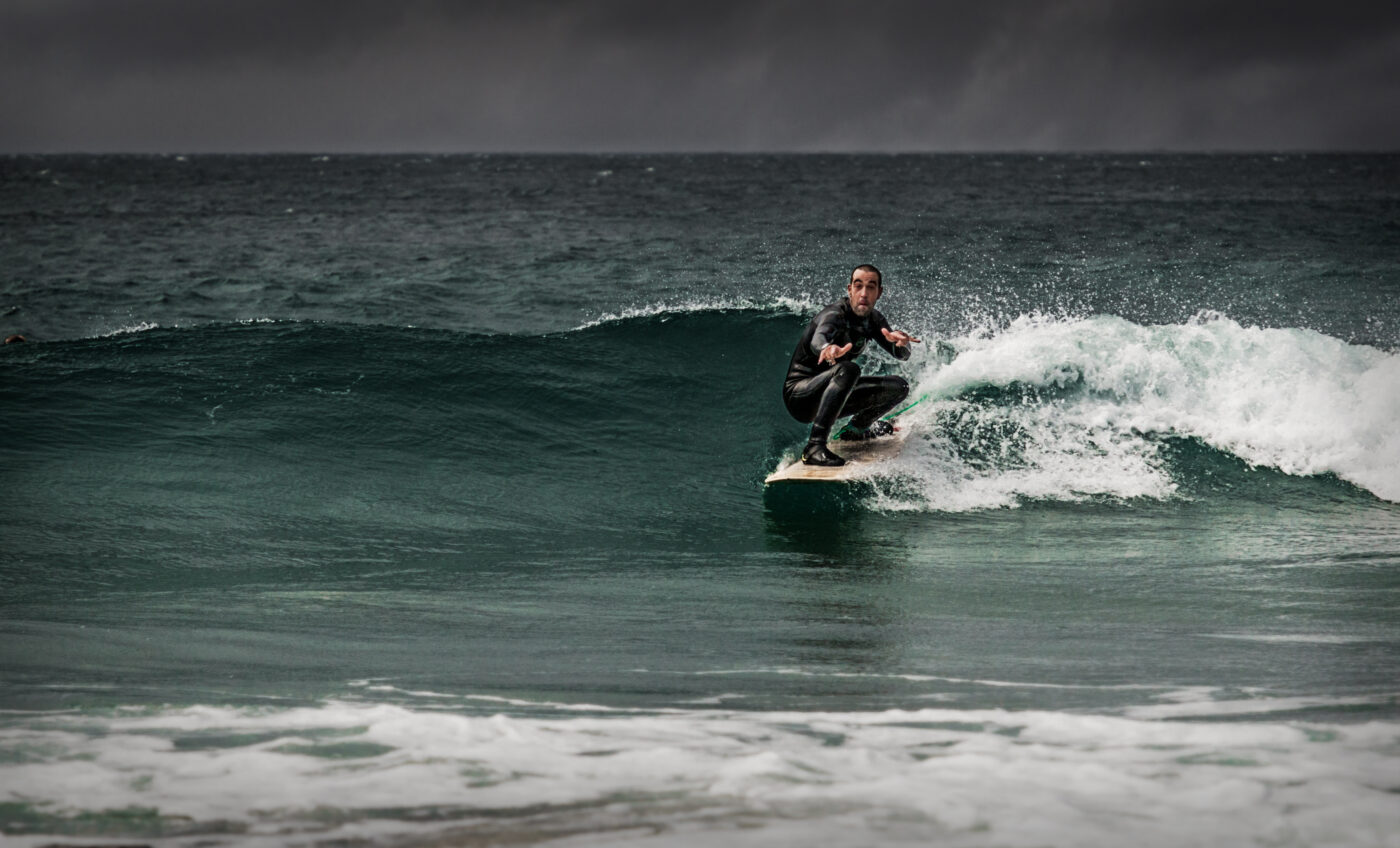 foto-chico-surf-ola-tabla-take-off-galicia