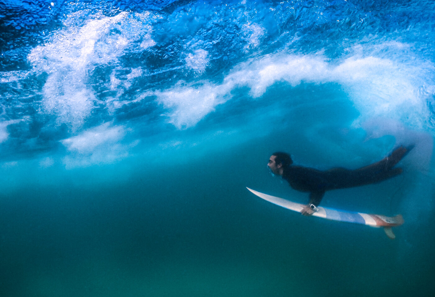 foto-chico-surf-pato-debajo-ola-tabla-galicia