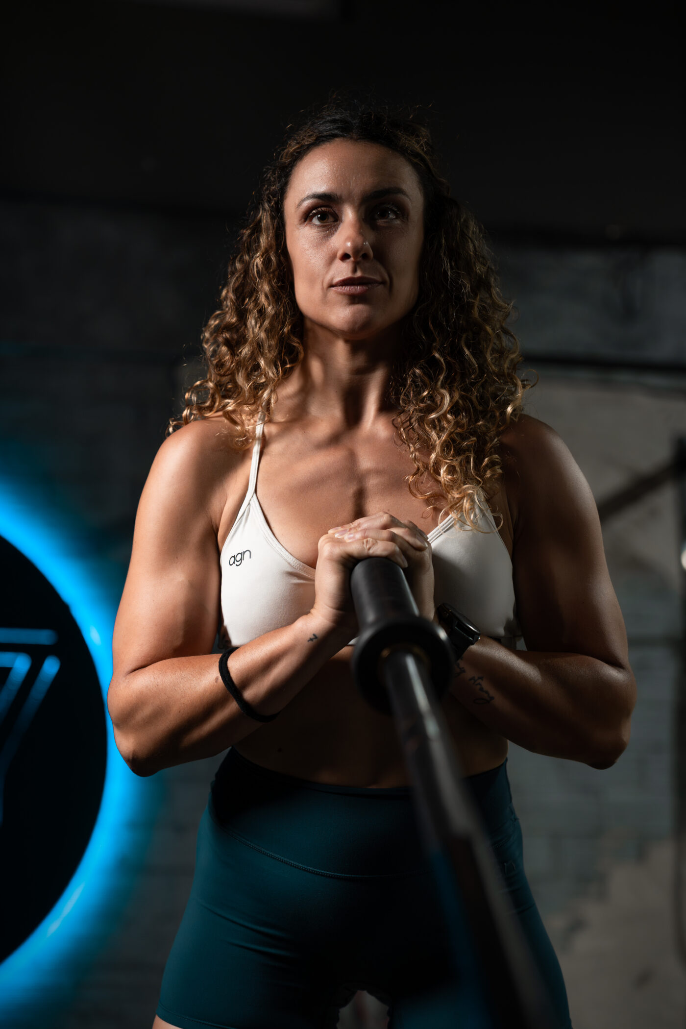 Retrato de mujer deportista en entrenamiento de crossfit, fotografía deportiva profesional en Vigo.