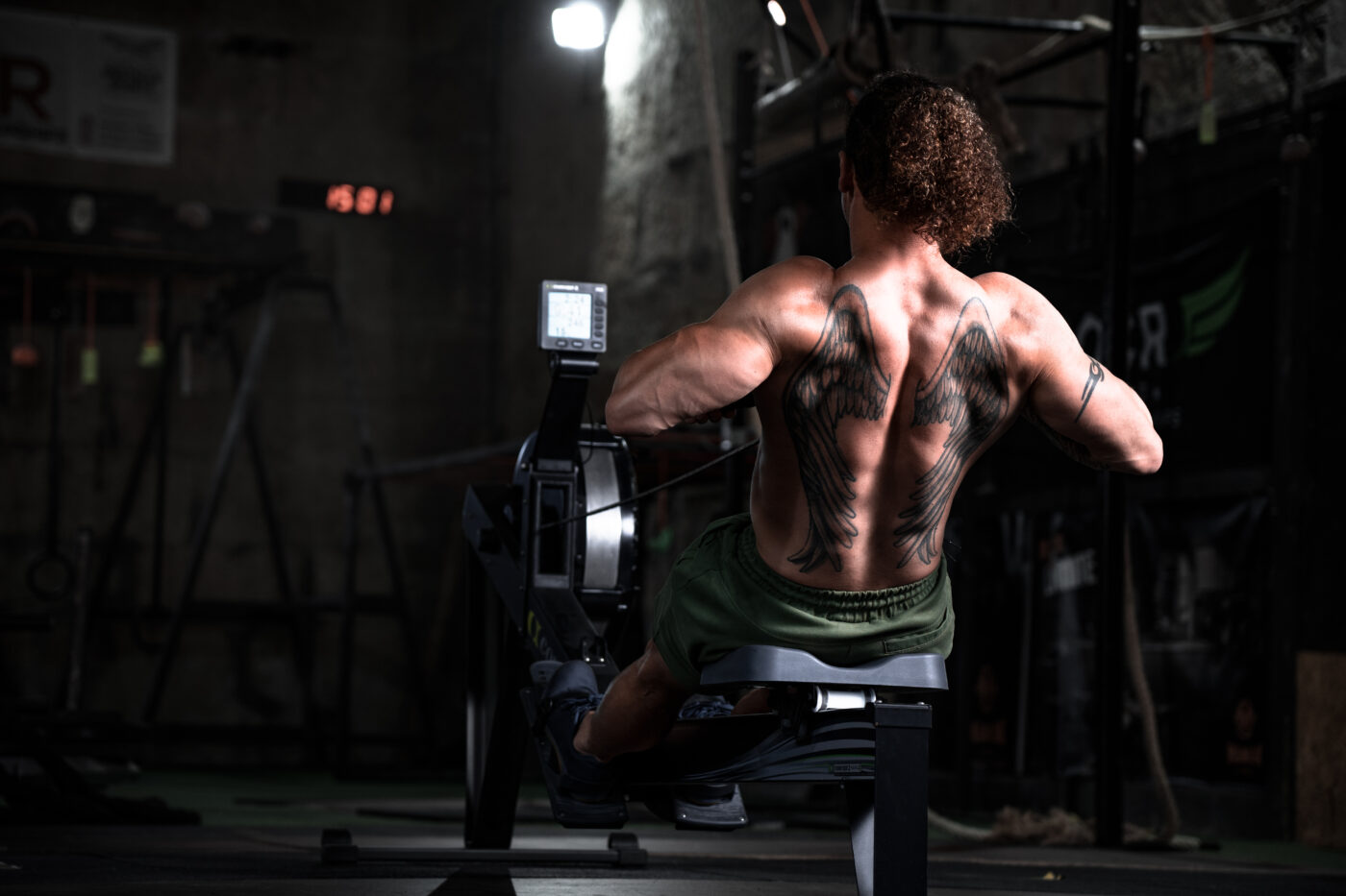 Atleta entrenando en remo indoor para crossfit e hyrox, retrato deportivo profesional en Vigo.
